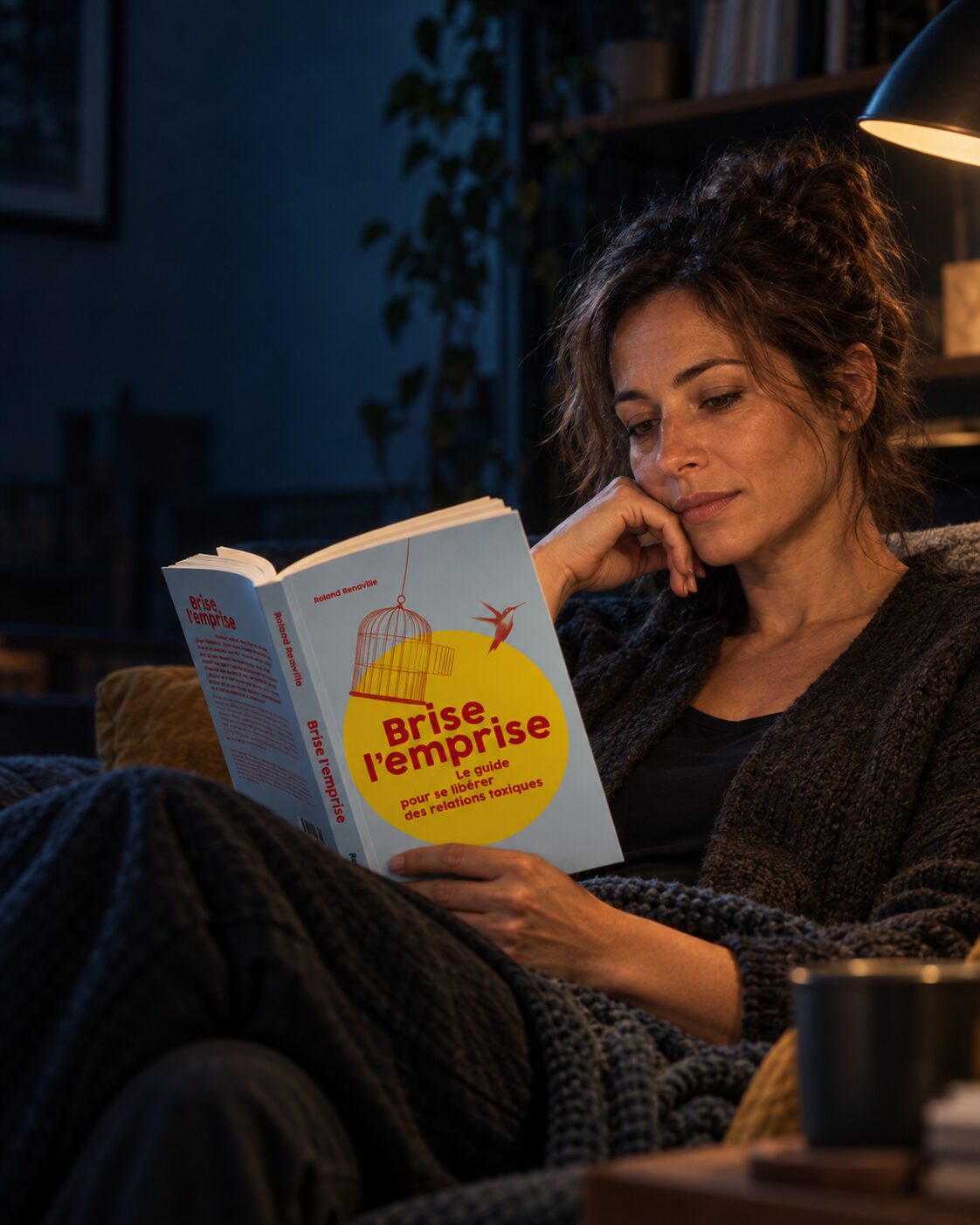 Une femme lisant tranquillement un livre